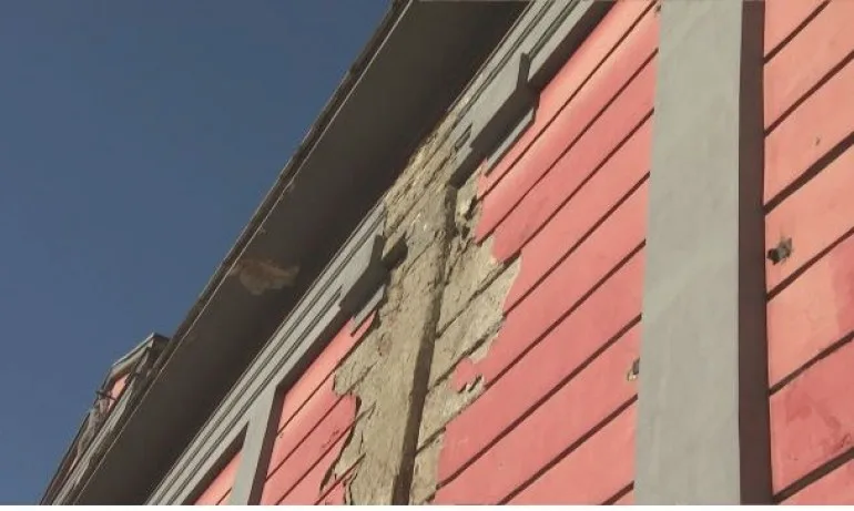 Парче от фасада на сграда в център на София по чудо не взе жертва - Tribune.bg