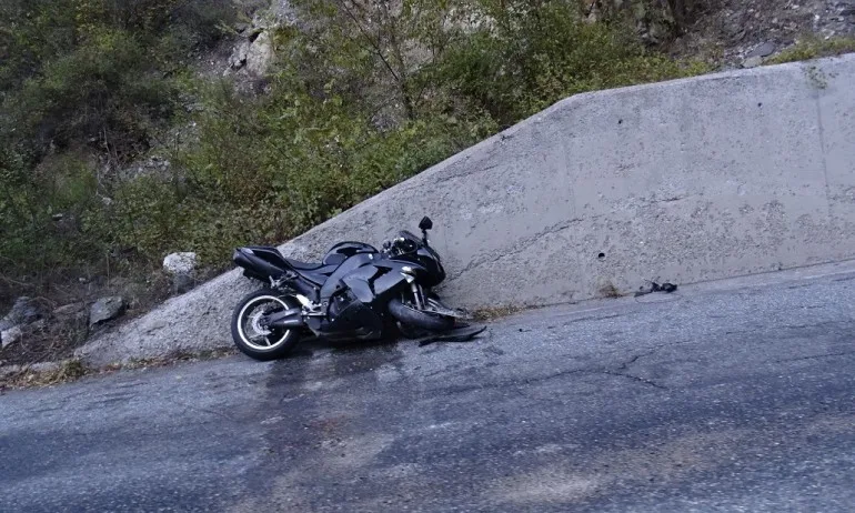 Моторист се блъсна в джип на пътя Симитли-Банско - Tribune.bg