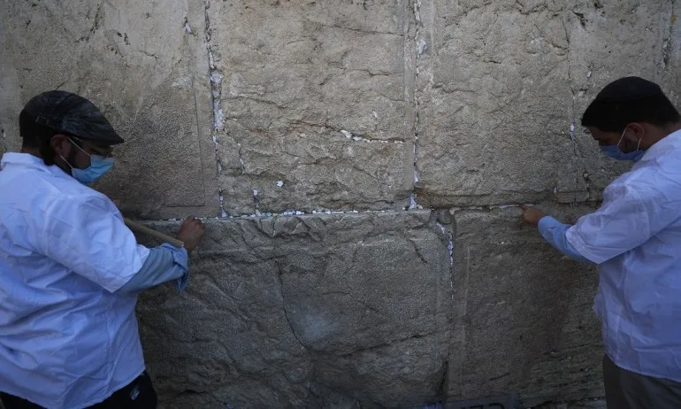 Расте броят на писмата до Господ на Стената на плача - Tribune.bg