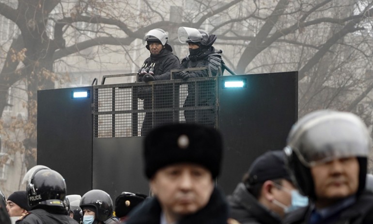 Властите елиминираха“ десетки протестиращи, загинаха и 12 полицаиПродължават кръвопролитията между