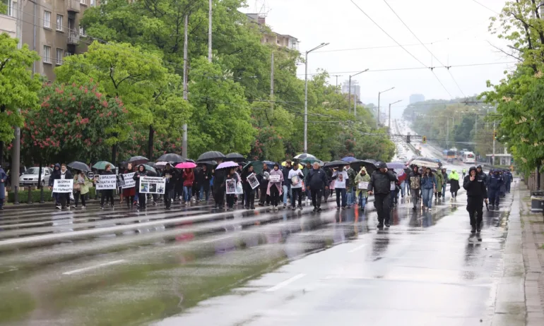 Под дъжда: Близки на загинали в катастрофи протестират в София - Tribune.bg