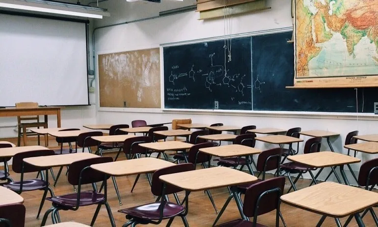 МОН: Повече от 700 000 ученици влизат в клас - Tribune.bg