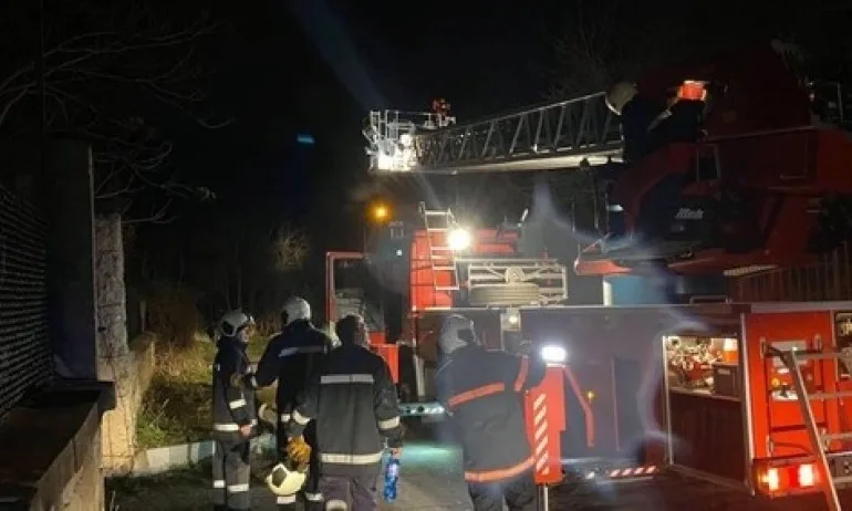 Пожар изпепели част от старата митрополия във Велико Търново - Tribune.bg