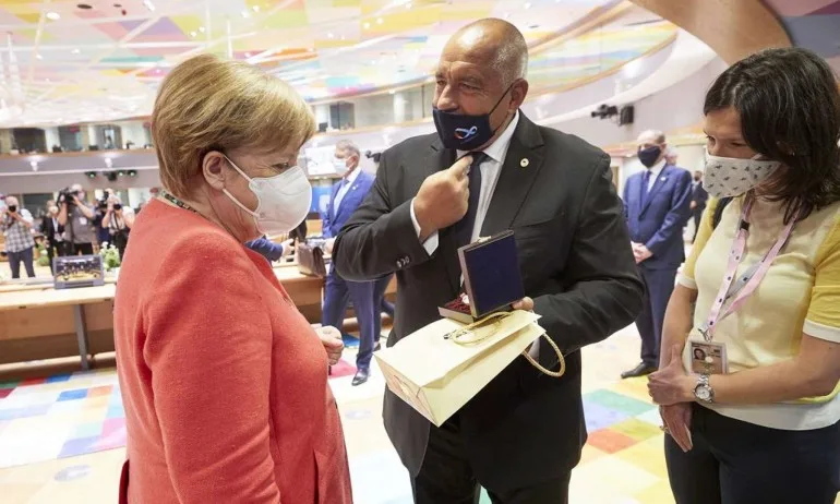 За ЧРД на Меркел: Борисов ѝ подари сувенир с българско розово масло - Tribune.bg