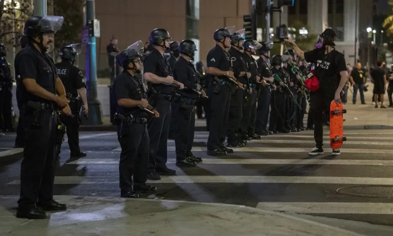 Напрежение в американския град Луисвил: Двама полицаи бяха простреляни - Tribune.bg