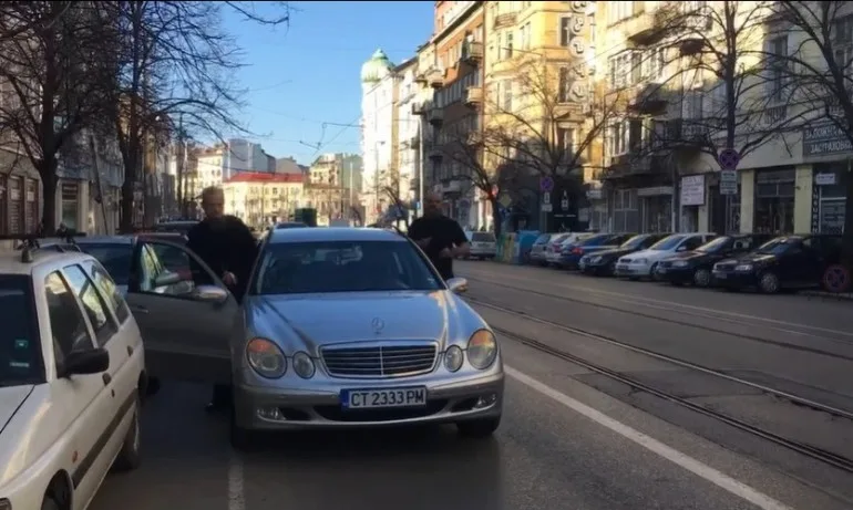 Паркиране за пример: Как спира колата, с която се вози отец Дионисий (ВИДЕО) - Tribune.bg