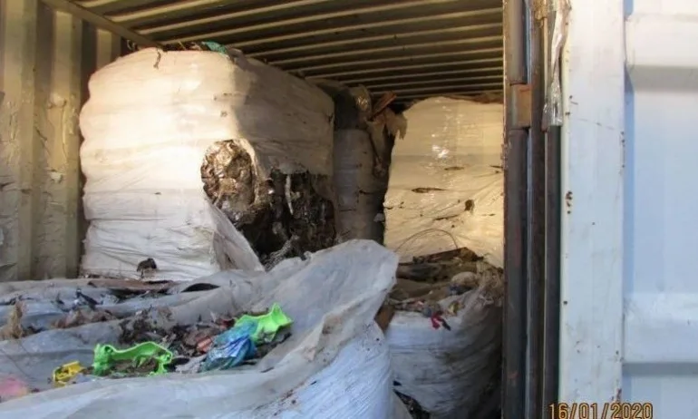 Започна оглед на още 102 контейнера с италиански боклук на пристанище във Варна - Tribune.bg
