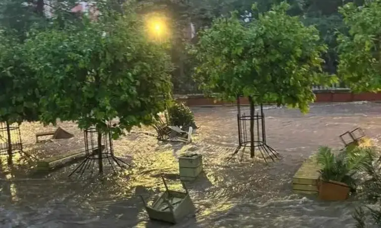 Разчистват щетите в Плевен след снощния порой - Tribune.bg