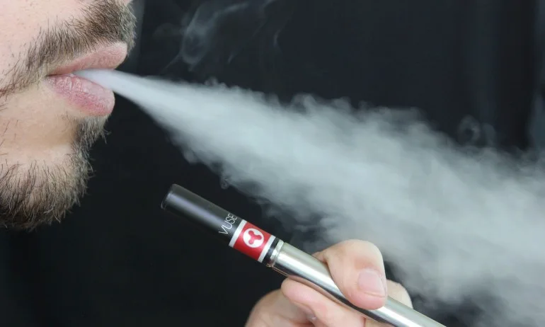 Включват вещество в течностите за е-цигари и наргилета в списъка с наркотиците - Tribune.bg