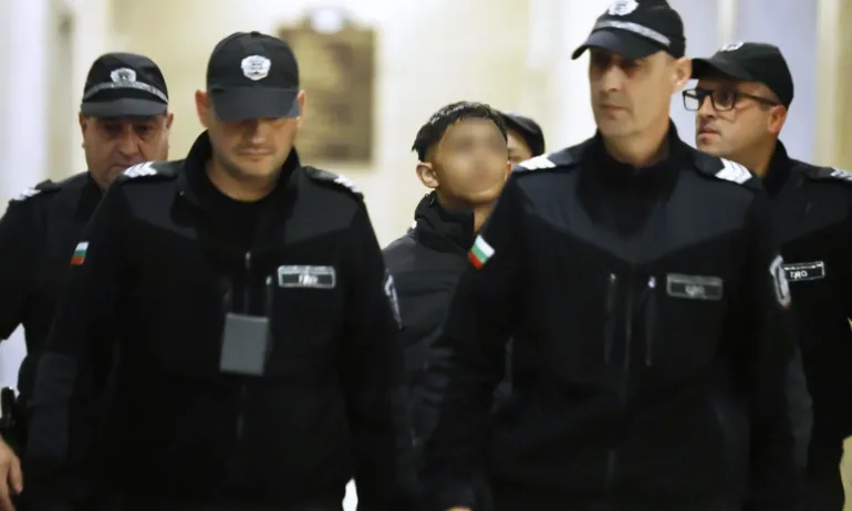 Решено: Тийнеджърът, който уби 15-годишен връстник с нож в МОЛ-а, остава в ареста - Tribune.bg