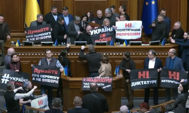 Зеленски наложи безсрочни санкции срещу Порошенко, негови привърженици нахлуха във Върховната Рада (ВИДЕО) - Tribune.bg