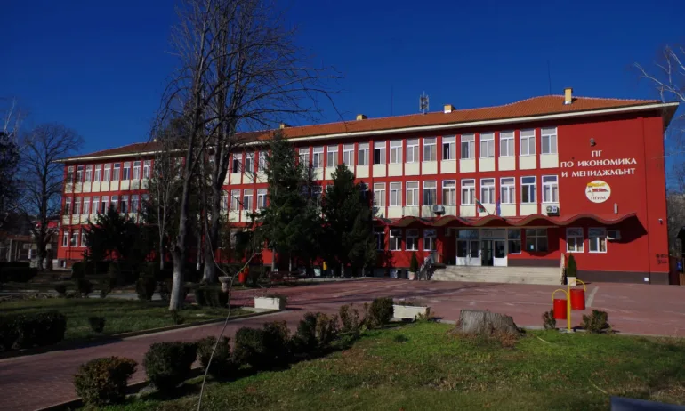 Хванаха ученик, заплашил с бомба в гимназия в Пазарджик - Tribune.bg