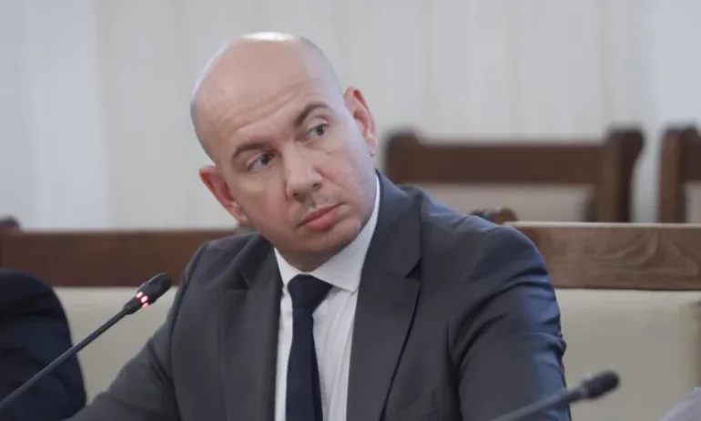 Възраждане искат присъди за журналистите от РСМ, показали среден пръст на Радев - Tribune.bg