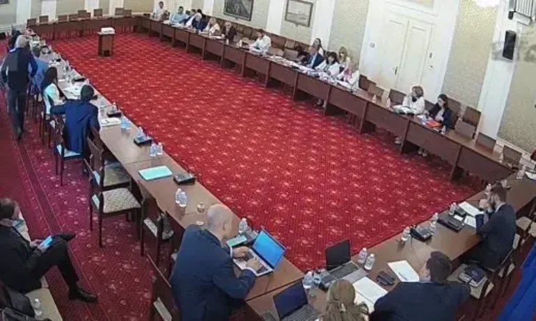 Общественото обсъждане на антикорупционния закон започна с излъчване само за угодни медии - Tribune.bg