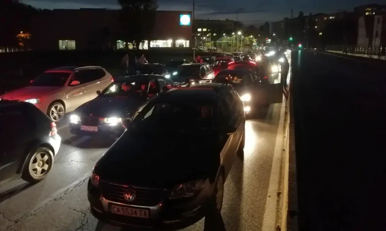Близки и колеги на загиналия таксиметров шофьор блокираха столично кръстовище (ВИДЕО) - Tribune.bg
