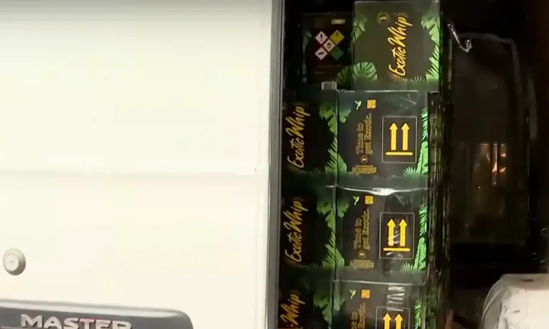 Над 450 флакона райски газ откри СДВР в бус в София - Tribune.bg