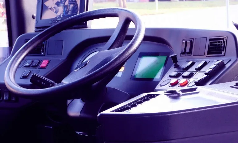 Отново инцидент с градски транспорт – автобус влачи жена в столицата - Tribune.bg