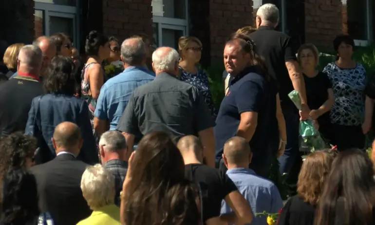 Близки и приятели се простиха със съдия Москова и д-р Йорданова в Бургас - Tribune.bg