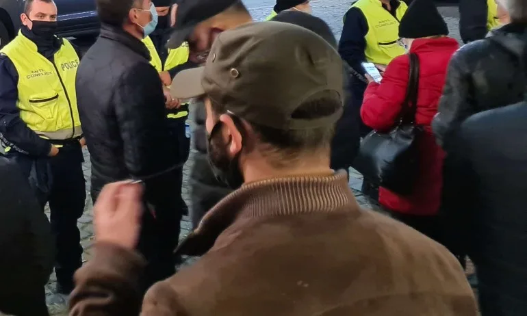 Протестиращи изкъртиха вратата на ВМРО, твърдят, че от партията им хвърляли бомбички - Tribune.bg