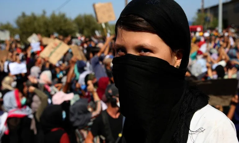 България предложи на Гърция да приеме 20 деца без родители от лагера Мория - Tribune.bg