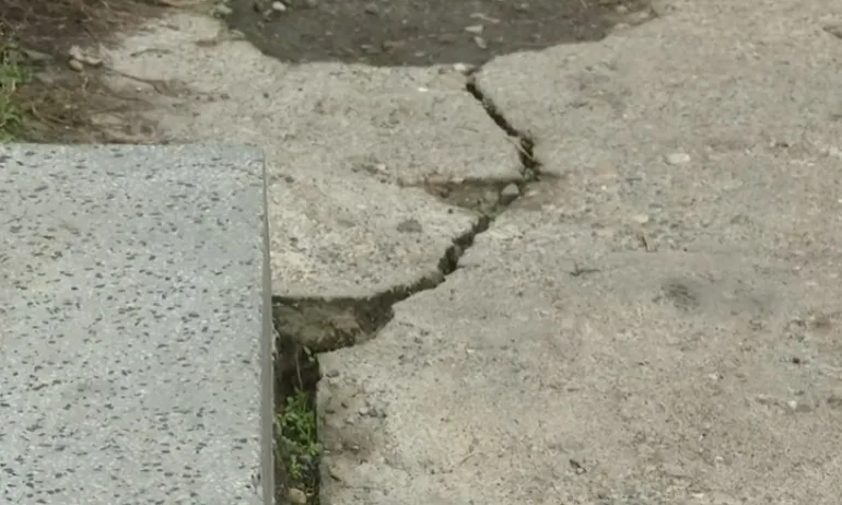 Нов сигнал за пукнатини в сграда близо до изкоп на метрото, стълбището се е отлепило - Tribune.bg