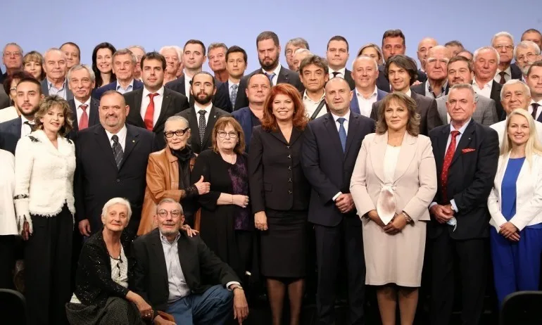 Политологът Цветанка Андреева: Радев влиза в битката за втори мандат като ляв кандидат, юмрукът остава вдигнат - Tribune.bg