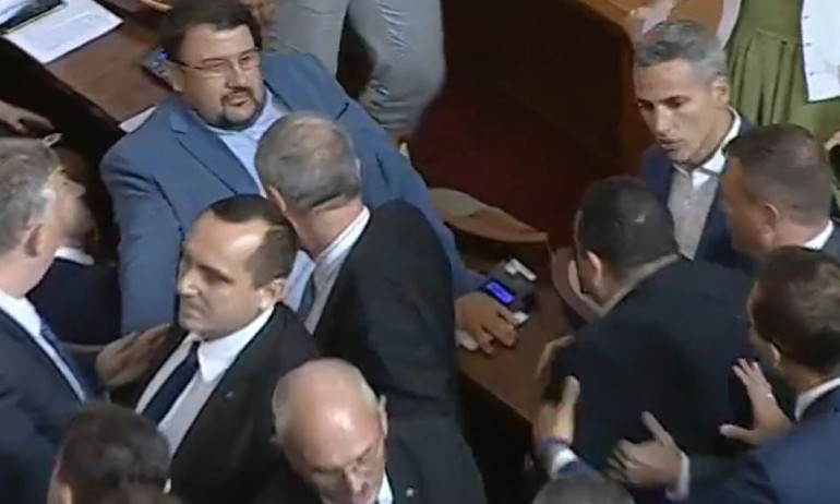 Хамид: Видях един човек да крещи на колегата Халил Летифов боклук - Tribune.bg