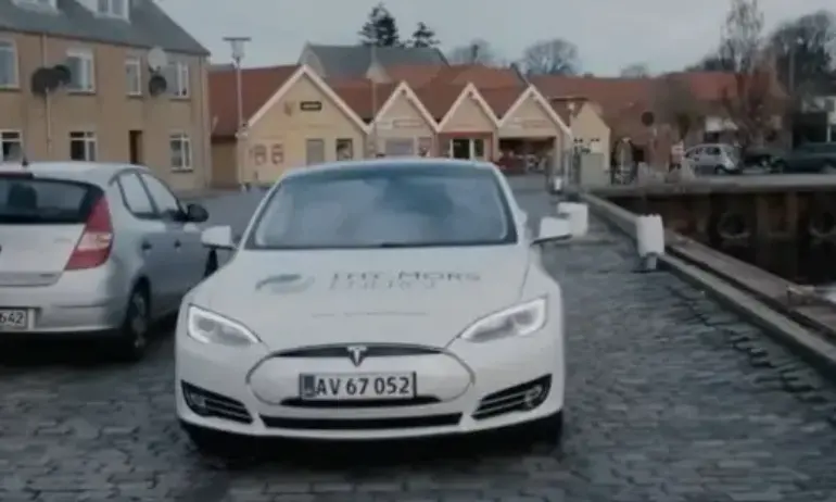 Илон Мъск представя първото автономно роботакси на Tesla (ВИДЕО)