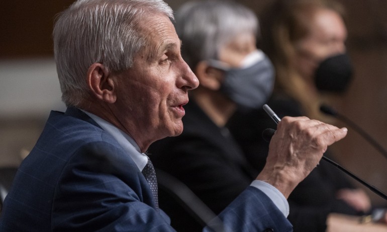 Гаф: Главният инфекционист на САЩ нарече сенатор малоумник (ВИДЕО) - Tribune.bg