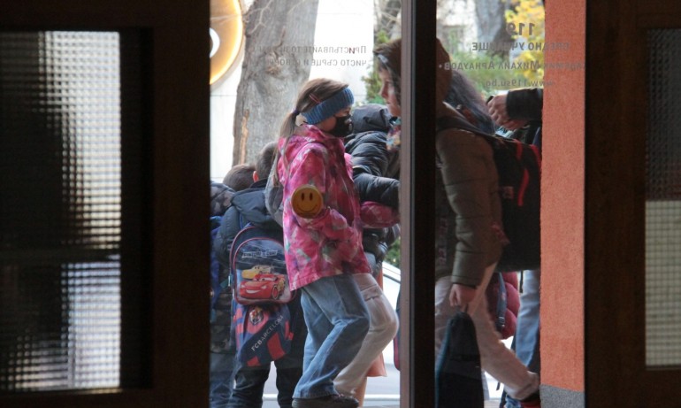 18% от учениците от V до XII клас са се срещнали с COVID-19 през последната половин година - Tribune.bg