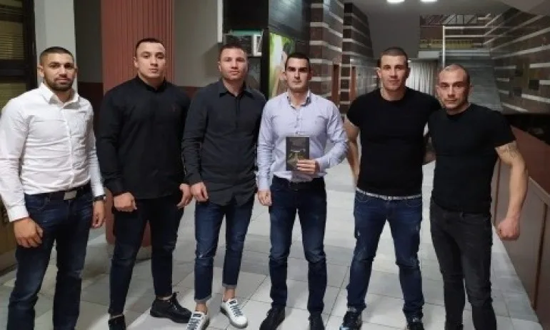 Останете живи: Шампиони подкрепиха кампания срещу войната по пътищата - Tribune.bg