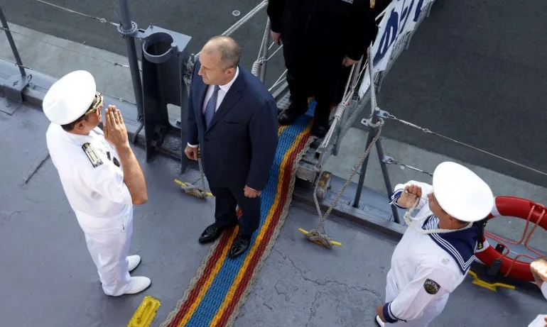 Освирквания и викове Оставка посрещнаха Радев в Бургас - Tribune.bg