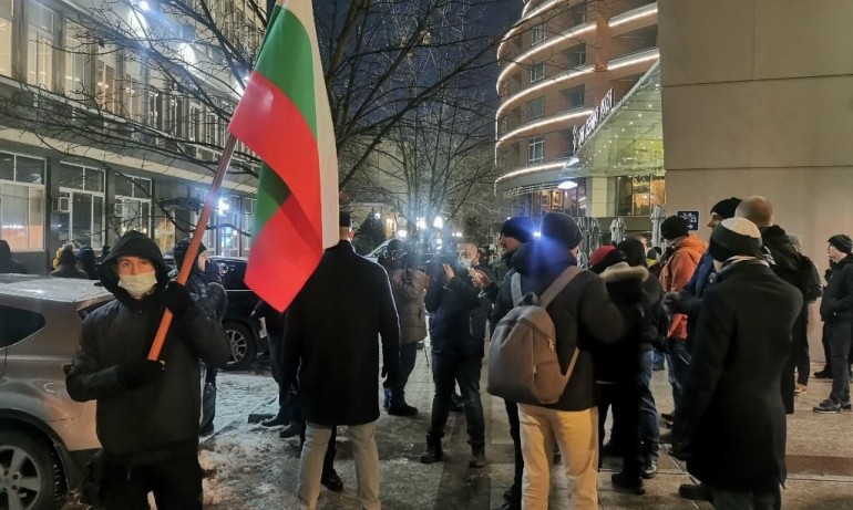 Протестиращи прожектират пред БНТ филма, свален от ефир - Tribune.bg