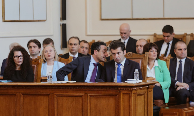 Вотът минава! Правителството пада! Готвят ново търгашество с първия мандат - Tribune.bg