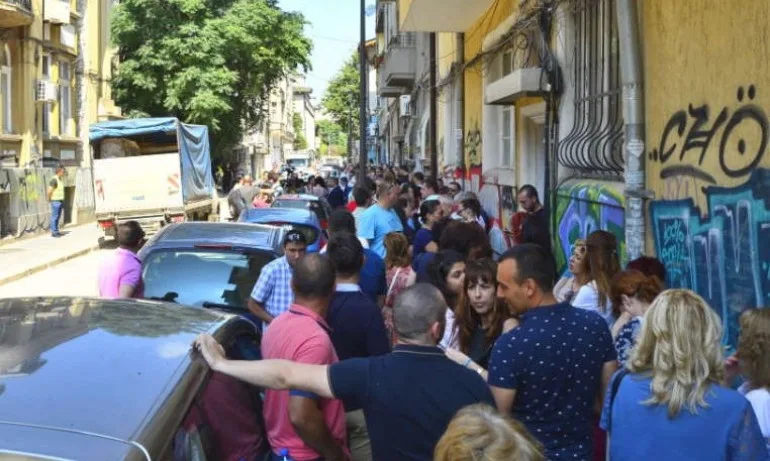 Служители на Лев Инс протестираха пред редакцията на Капитал и Дневник - Tribune.bg