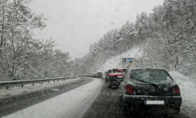 Сняг вали на проходите Превала и Пампорово - Tribune.bg