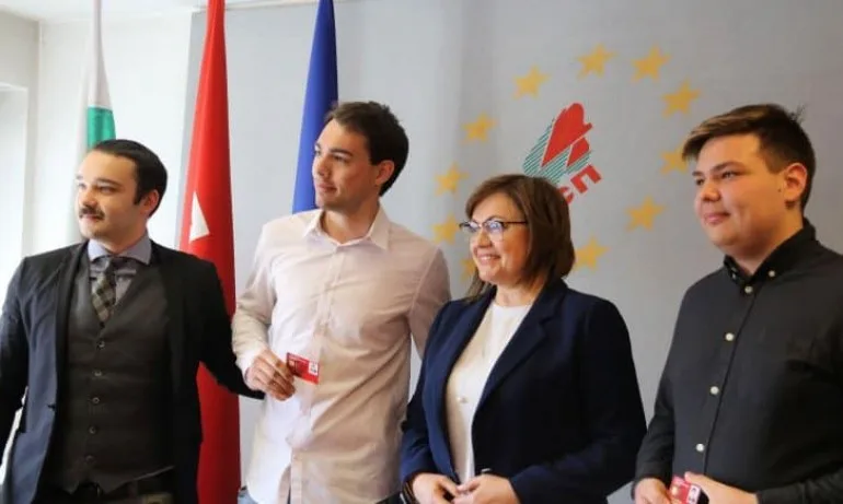 Млада кръв: Нинова връчи електронни карти на новоприети членове на БСП - Tribune.bg