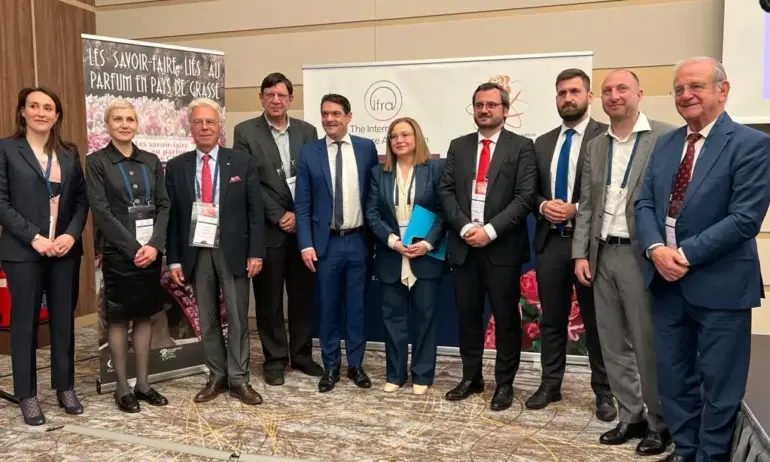 Евродепутати от пет държави застанаха зад българските си колеги в защита на розовото масло - Tribune.bg