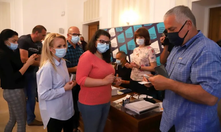 ЦИК с оптимистичен експеримент: Машинното гласуване става за 48 секунди - Tribune.bg