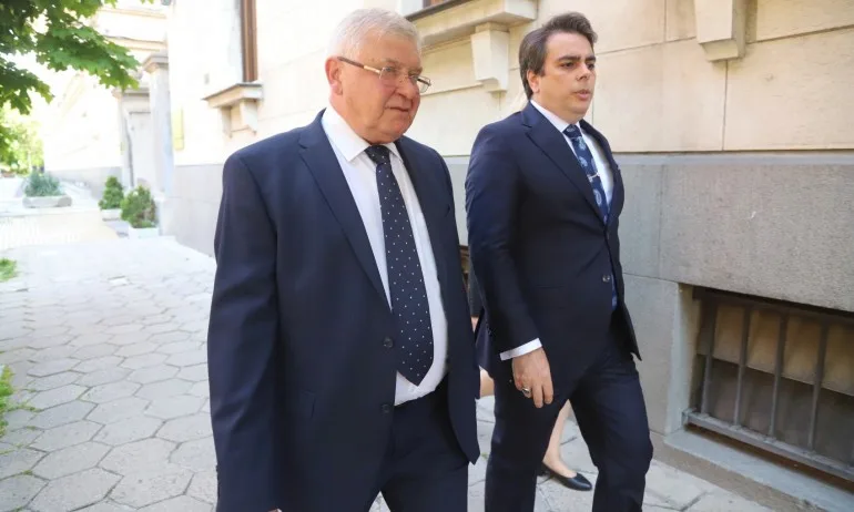 Историк: Служебният министър Асен Василев е нелеп в икономическата история - Tribune.bg