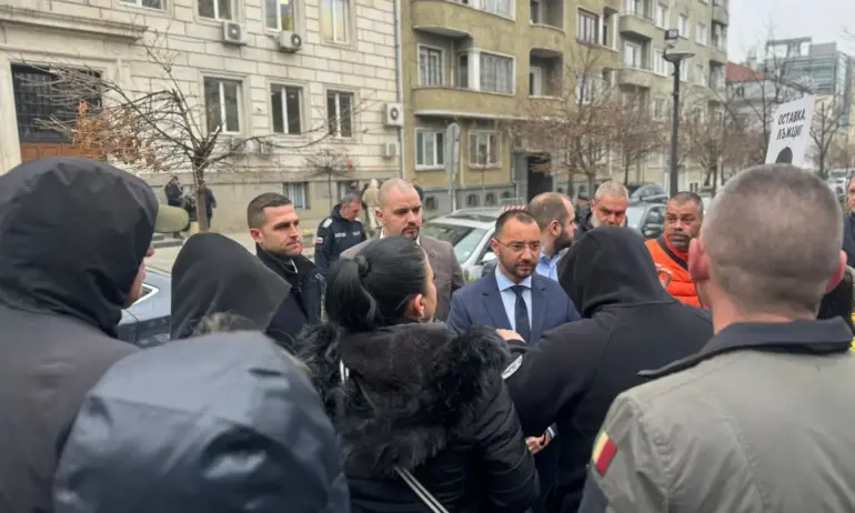 Общински съветници подкрепиха протеста срещу кмет на Бонев пред Столична община - Tribune.bg