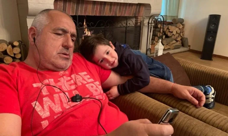 Вечер вкъщи времето си е за нас – премиерът си почива в компанията на внучето - Tribune.bg