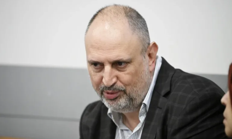 Уволненият след скандала с камерите в 138-о училище вече е зам.-директор в друго училище - Tribune.bg
