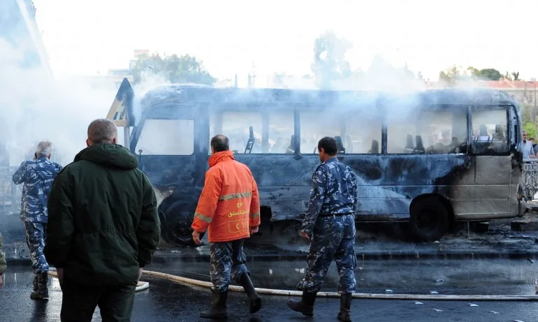 Бомбена атака срещу автобус с военни в Дамаск, има жертви и ранени - Tribune.bg