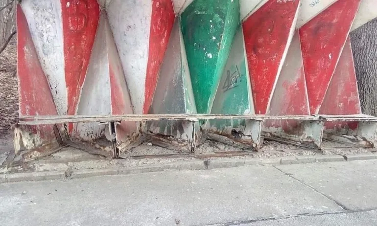 Димитър Вучев: Временно демонтирана, а не нарязана за скрап е спирката на арх. Шиников - Tribune.bg