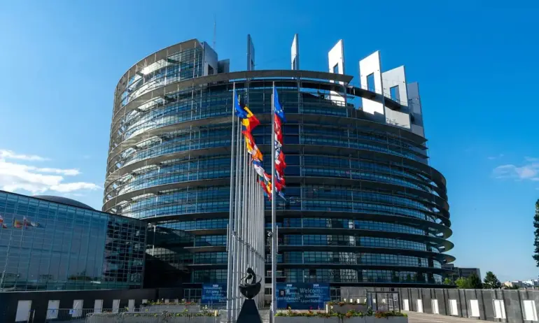 ЕС забранява разпространението на „Гласът на Европа“, РИА Новости, „Известия“ и „Росийская газета“