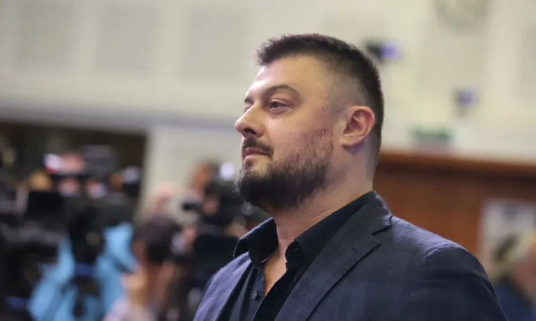 А га клечахте отпред на фонтана в поза сит даун що мълчахте? - Tribune.bg