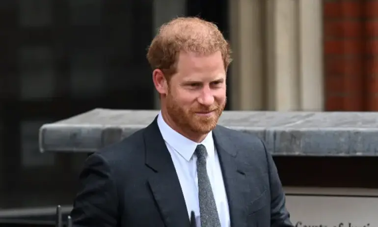 Принц Хари пристигна в Лондон, съобщават световни медии. Той излетя