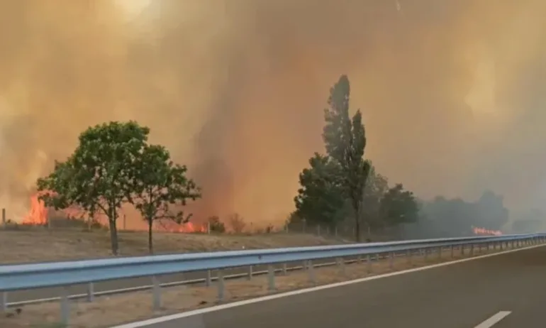 Пожарът до бензиностанция на магистрала Тракия е овладян, но все още търсят причините - Tribune.bg