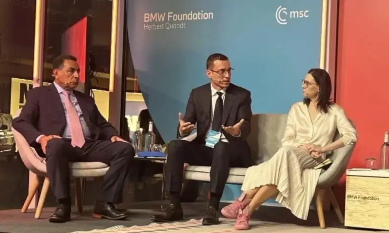 Терзиев четвърти месец не знае къде се намира, но тръгна да обяснява на Запада за демокрацията - Tribune.bg